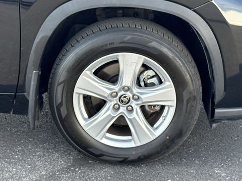 Used 2024 Toyota Highlander LE image 19