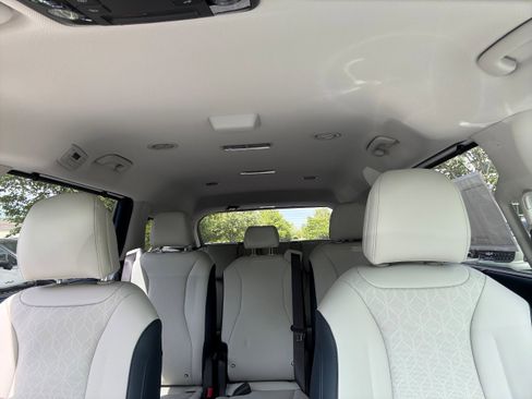 New 2025 Kia Carnival EX image 15