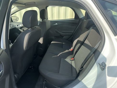 Used 2018 Ford Focus SE w/ SE Appearance Package FWD image 7