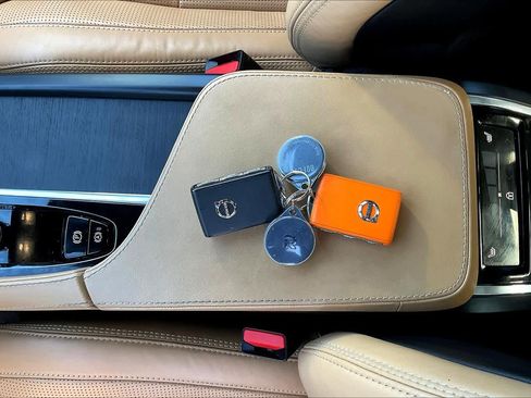 Used 2023 Volvo XC90 T8 Ultimate w/ Lounge Package image 14