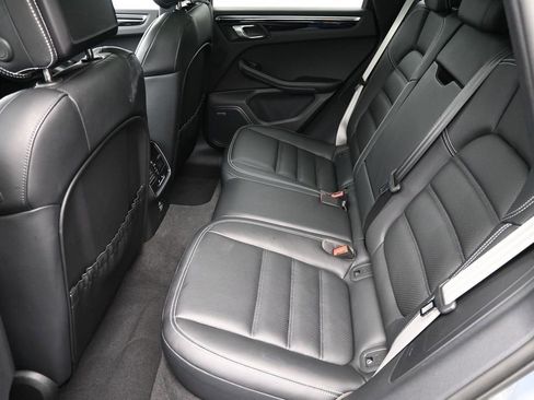 Certified 2025 Porsche Macan AWD/4WD image 7