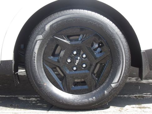 Used 2025 Kia Carnival FWD image 36