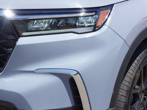 Used 2025 Honda Pilot Touring image 2