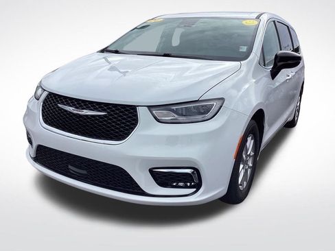 Used 2024 Chrysler Pacifica Touring-L image 5