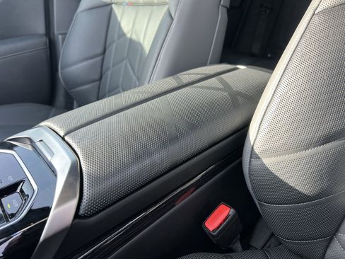 Used 2023 BMW 740i w/ Executive Package image 28