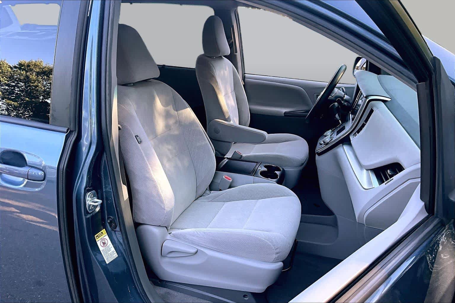 Certified 2017 Toyota Sienna LE FWD image 8