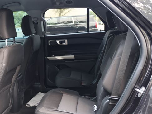 Used 2023 Ford Explorer XLT AWD/4WD image 17