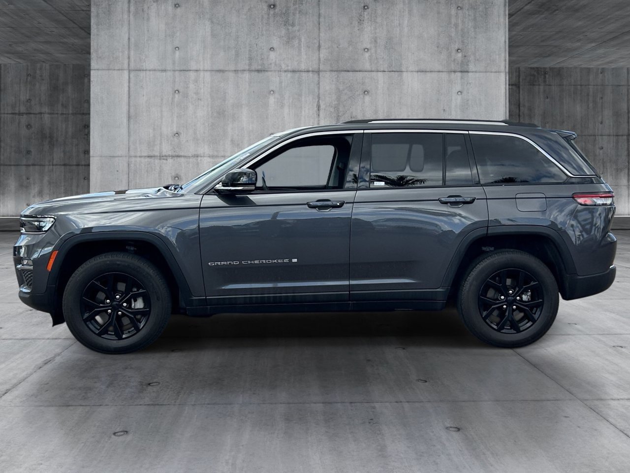 Used 2023 Jeep Grand Cherokee Limited AWD/4WD image 2