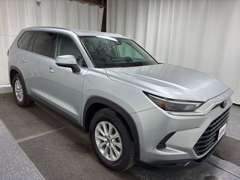 Used 2024 Toyota Grand Highlander XLE image 3