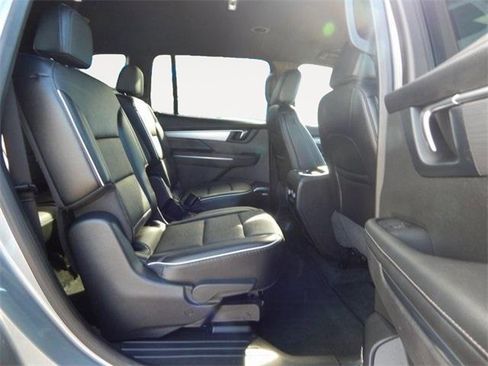 Used 2025 Buick Enclave Preferred image 15