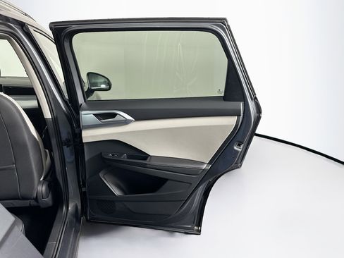 Used 2025 Volkswagen Taos SE image 29