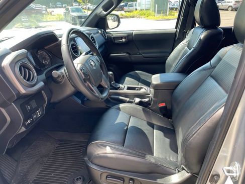 Used 2022 Toyota Tacoma TRD Sport w/ TRD Premium Sport Package AWD/4WD image 10