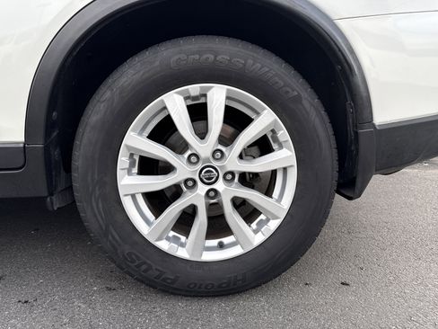 Used 2018 Nissan Rogue SV image 3