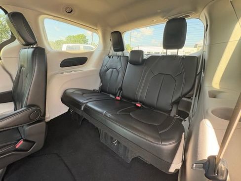 Used 2024 Chrysler Pacifica Touring-L FWD image 24