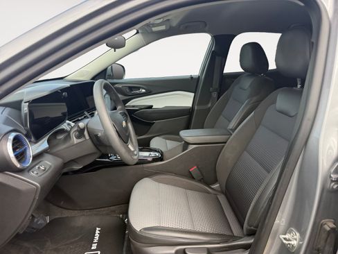 Used 2025 Chevrolet Trax LT FWD image 10
