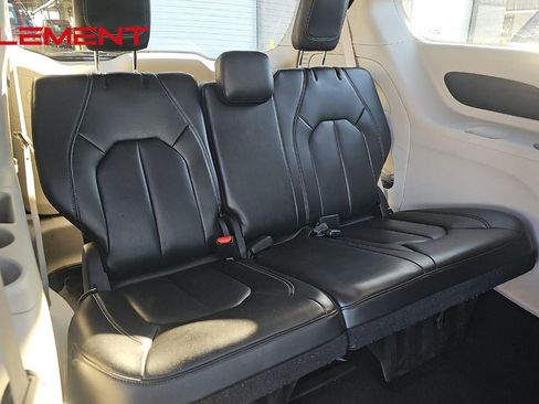 Used 2023 Chrysler Pacifica Touring-L image 14