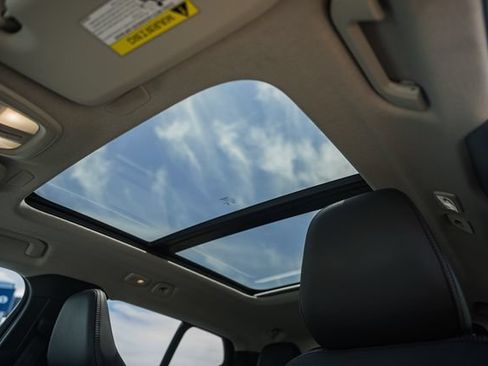 Certified 2025 Volvo XC40 B5 Plus AWD/4WD image 43