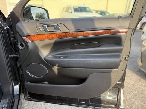 Used 2013 Lincoln MKT AWD image 27