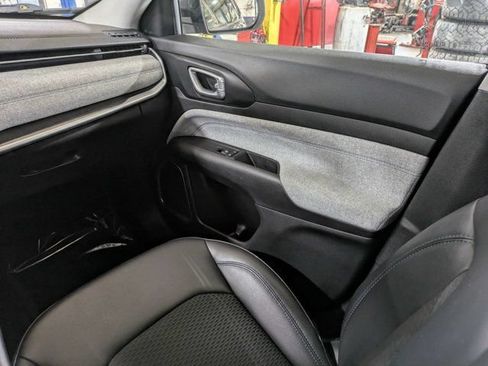 Used 2022 Jeep Compass Latitude FWD image 17