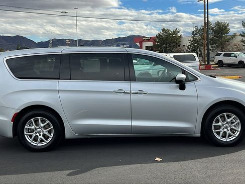 Used 2023 Chrysler Pacifica Touring image 4