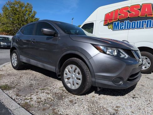 Used 2019 Nissan Rogue Sport S image 2