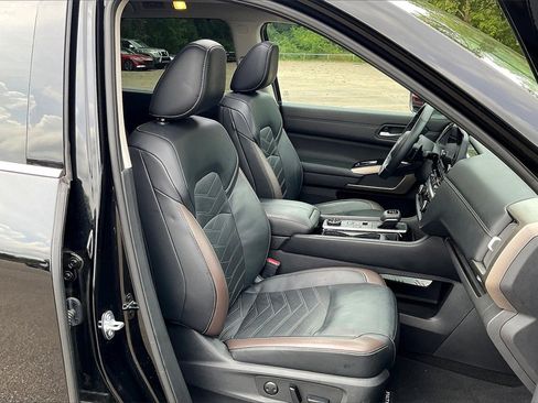 Used 2024 Nissan Pathfinder Platinum image 7