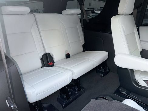 Used 2025 Chevrolet Suburban Premier RWD image 30