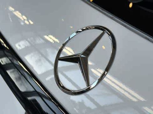 Used 2025 Mercedes-Benz GLC 350e 4MATIC image 9