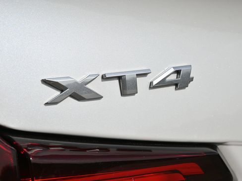 Used 2023 Cadillac XT4 Luxury w/ Cold Weather Package FWD image 20