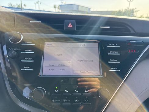 Used 2018 Toyota Camry LE image 12