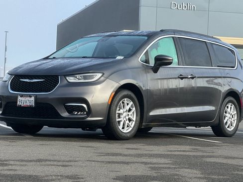 Used 2022 Chrysler Pacifica Touring-L image 8