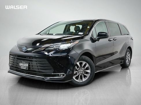 Used 2022 Toyota Sienna XLE AWD/4WD image 1