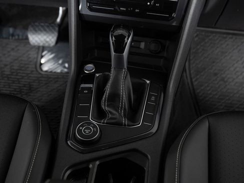 Used 2023 Volkswagen Tiguan SE image 38