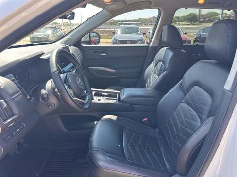 Used 2024 Nissan Pathfinder Platinum w/ Black Appearance Package FWD image 7