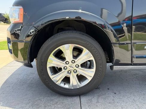 Used 2015 Ford Expedition Platinum RWD image 4