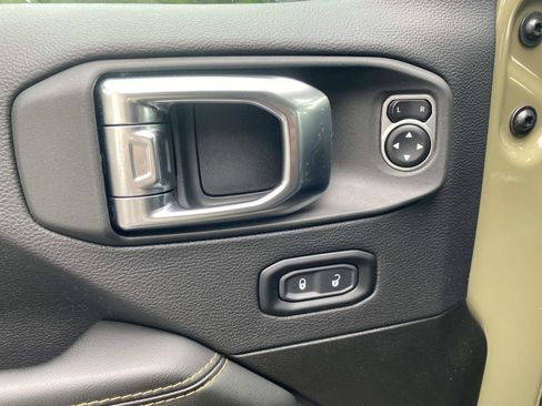 Used 2025 Jeep Gladiator Sport AWD/4WD image 21
