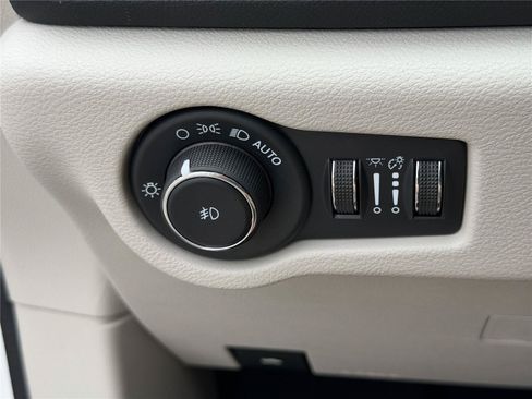 Used 2023 Chrysler Pacifica Touring-L FWD image 17