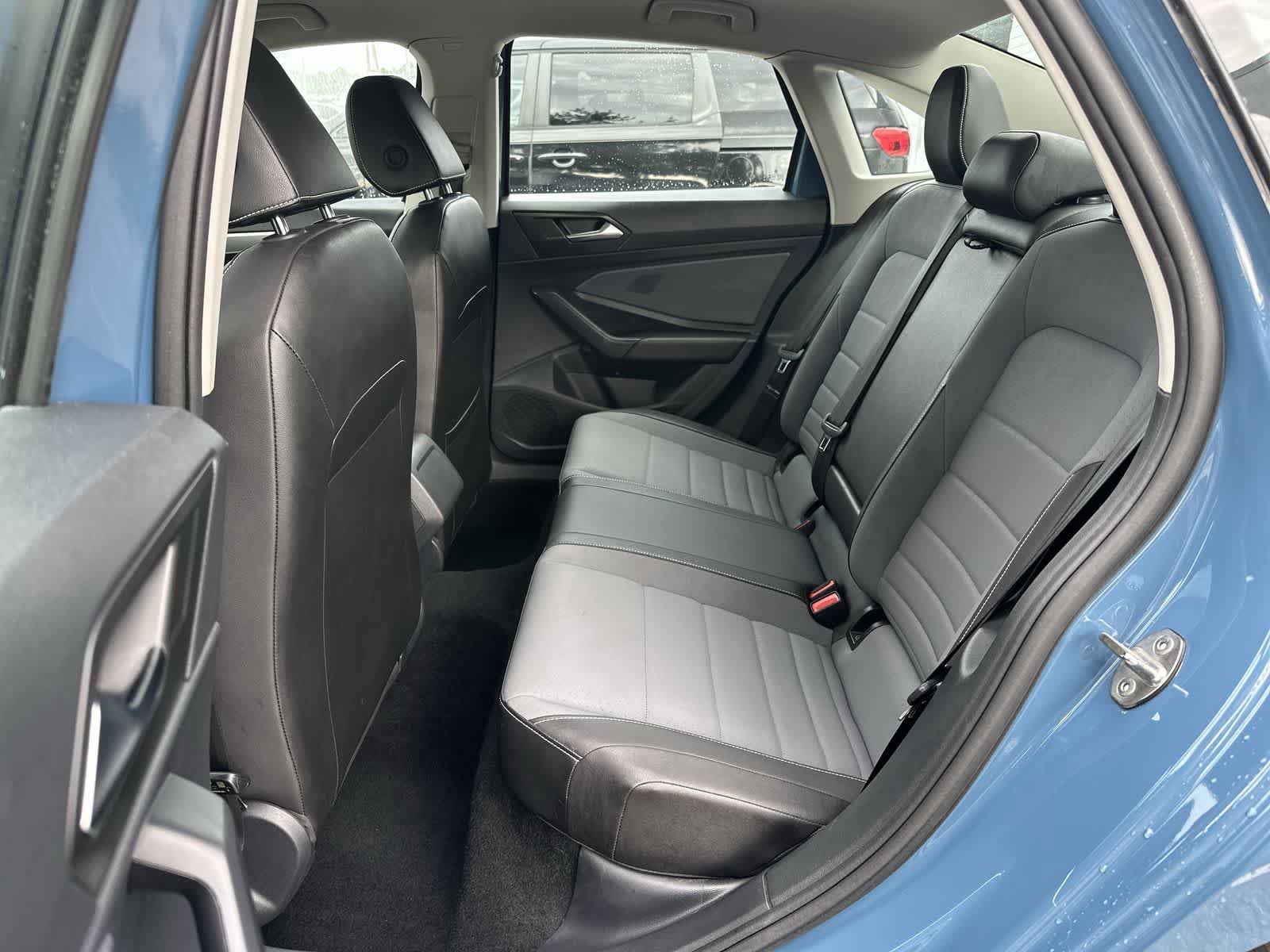 Used 2025 Volkswagen Jetta SE FWD image 4
