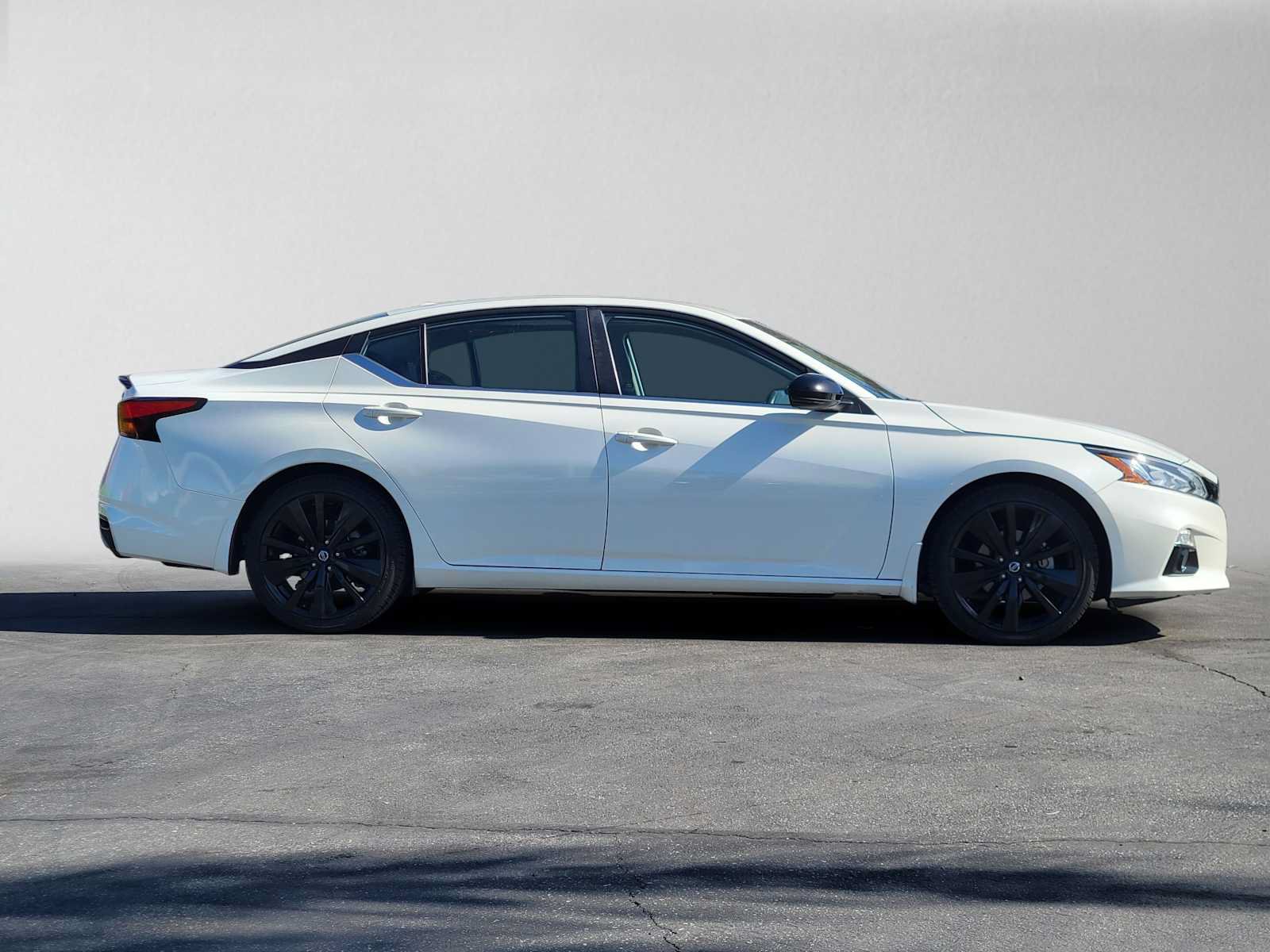 Used 2022 Nissan Altima 2.5 SR w/ Midnight Edition Package FWD image 2