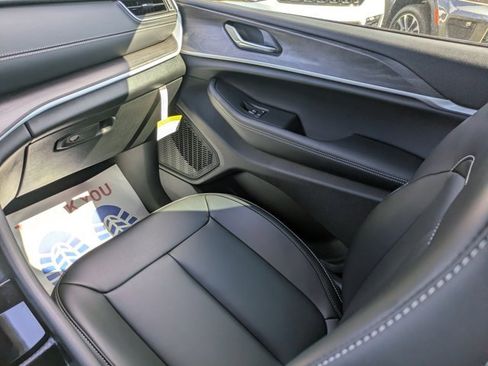 New 2025 Jeep Grand Cherokee L Limited w/ Black Appearance Package image 15