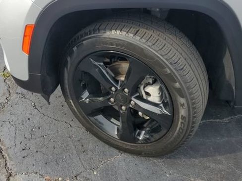 Certified 2024 Jeep Grand Cherokee Limited w/ Black Appearance Package AWD/4WD image 4