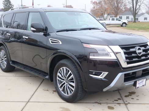 Used 2024 Nissan Armada SL w/ Captain's Chairs Package image 3