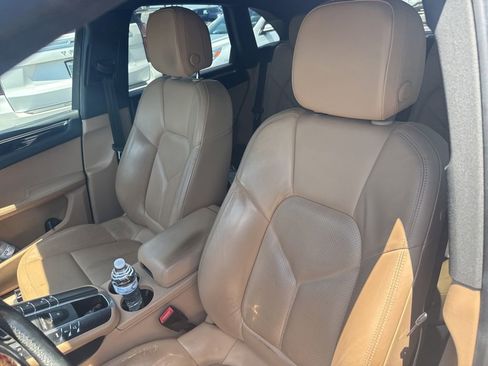 Used 2019 Porsche Macan AWD/4WD image 3