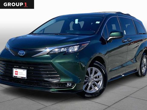 Used 2025 Toyota Sienna XLE image 1