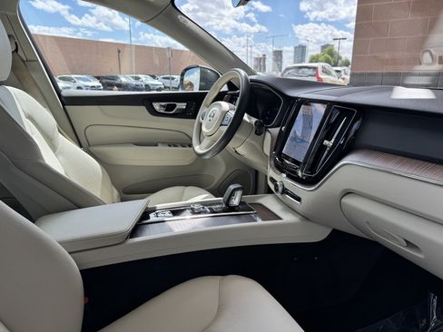 Used 2022 Volvo XC60 B5 Momentum FWD image 33