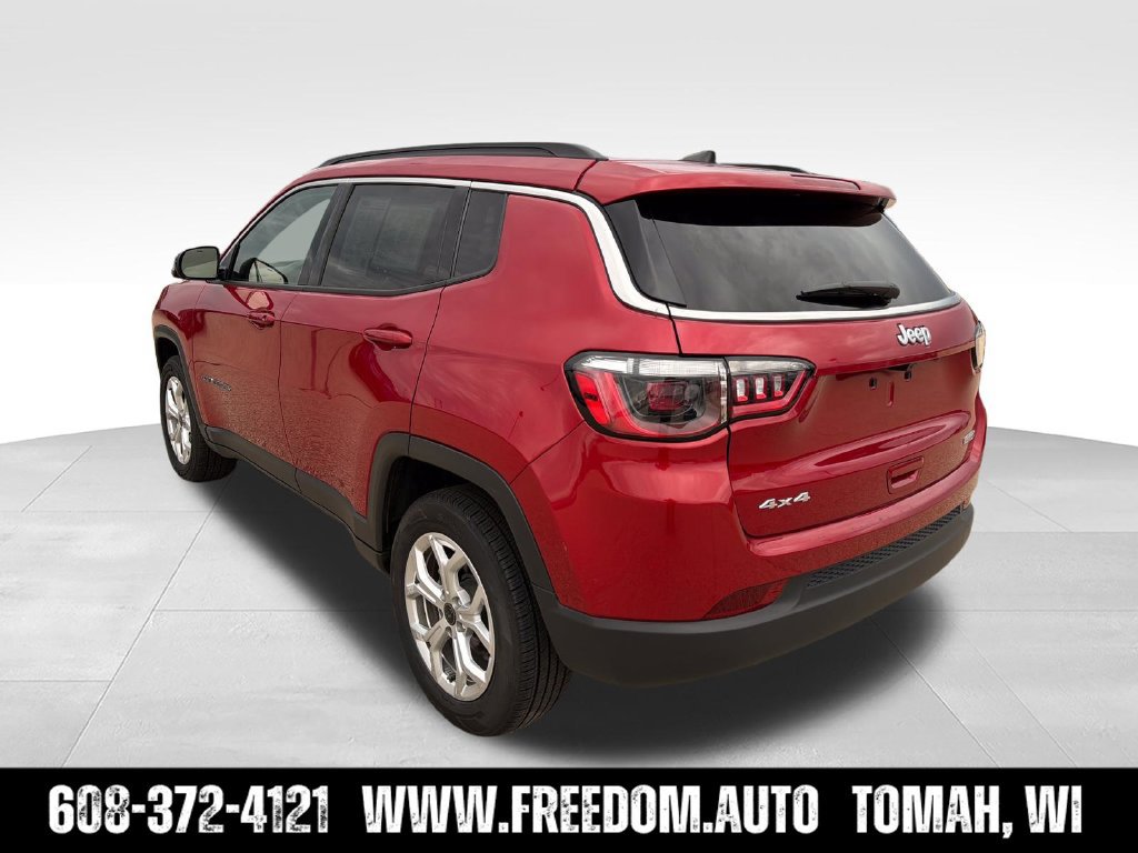 Used 2025 Jeep Compass Latitude w/ Sun & Sound Group AWD/4WD image 5