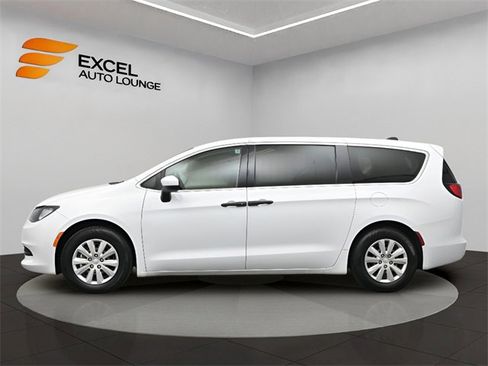 Used 2021 Chrysler Voyager L image 2