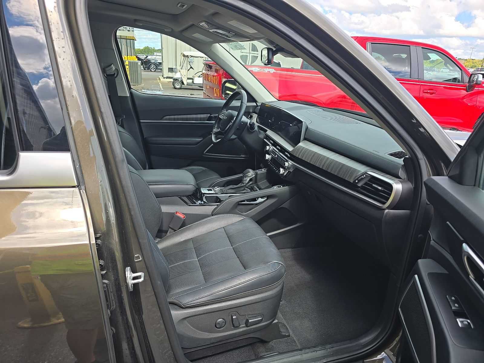 Used 2024 Kia Telluride EX w/ EX Captain's Chair Package AWD/4WD image 13