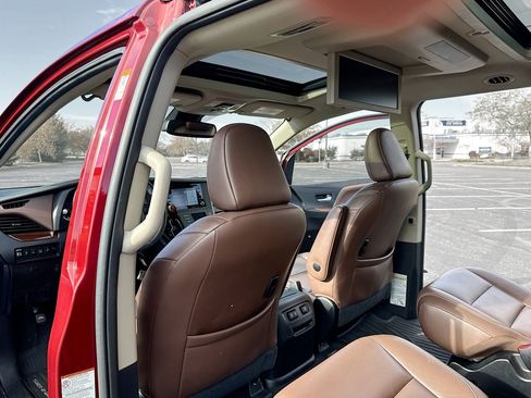 Used 2019 Toyota Sienna XLE image 6