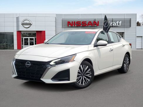 Certified 2023 Nissan Altima 2.5 SV w/ SV Premium Package AWD/4WD image 1